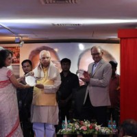 Mr. Rinku Banerji presents a memento to HE the Governor of West Bengal, Shri Keshari Nath Tripathiji