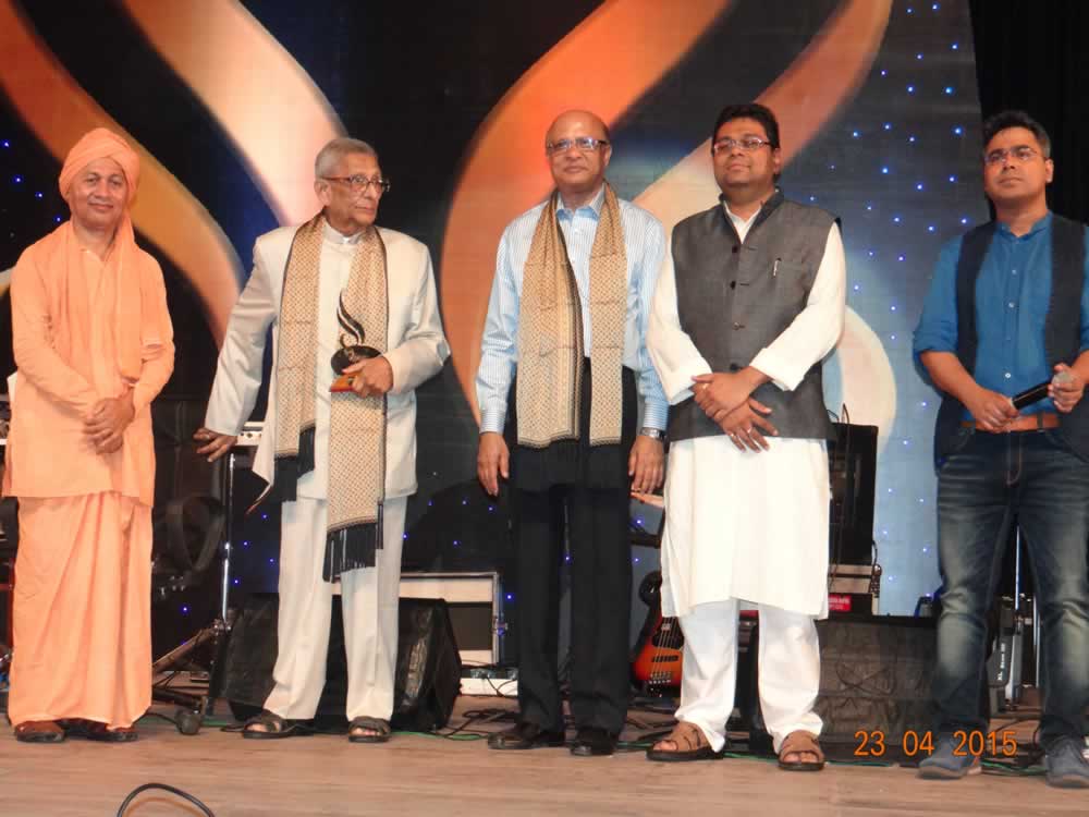Dr. Prasanta Banerji received the Suthol Pathikrit Samman 2015