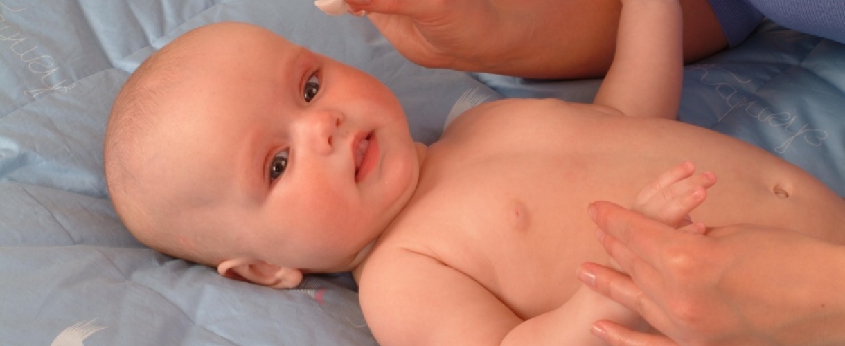 Признаки закисания глаз у новорожденных