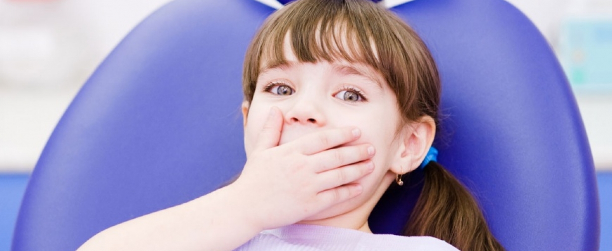 Кариес молочных зубов: лечить или удалять?
