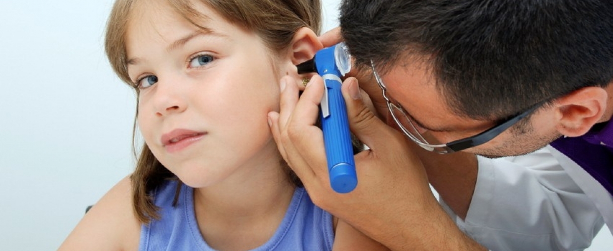 Что делать, если у ребенка болит ухо?