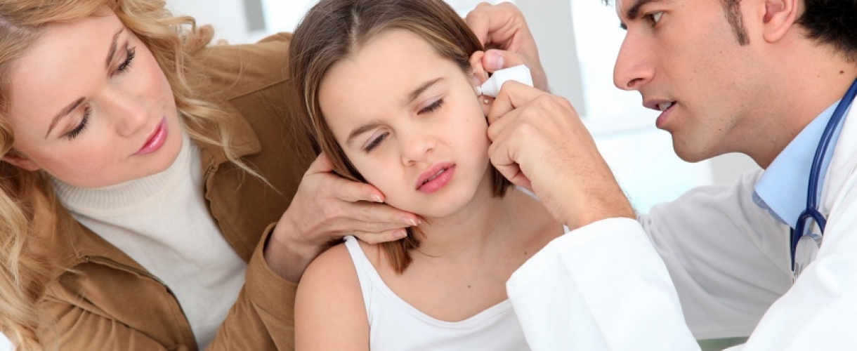 Что делать, если у ребенка болит ухо?
