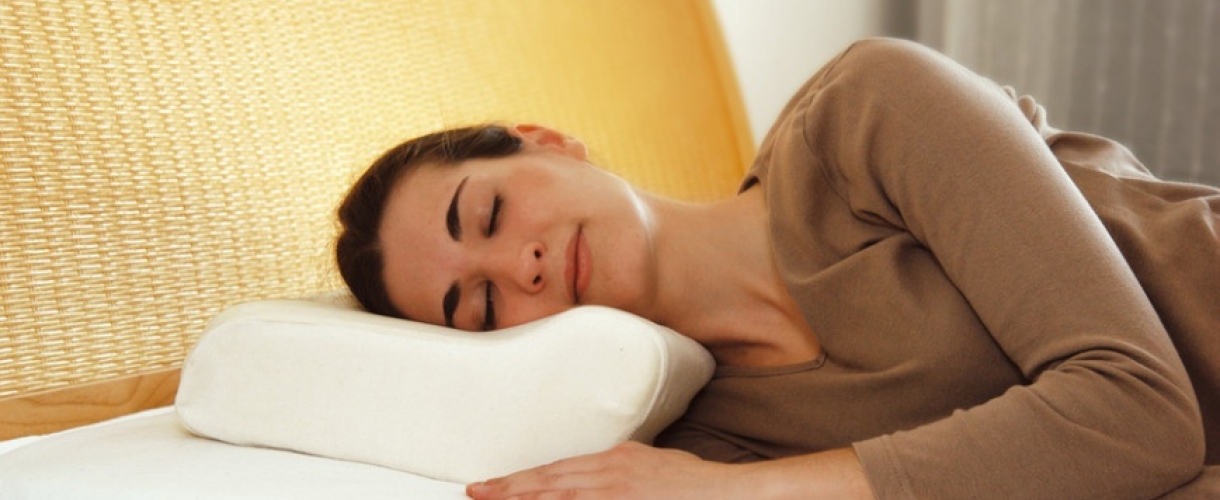 Удобное спальное место: как выбрать ортопедическую подушку