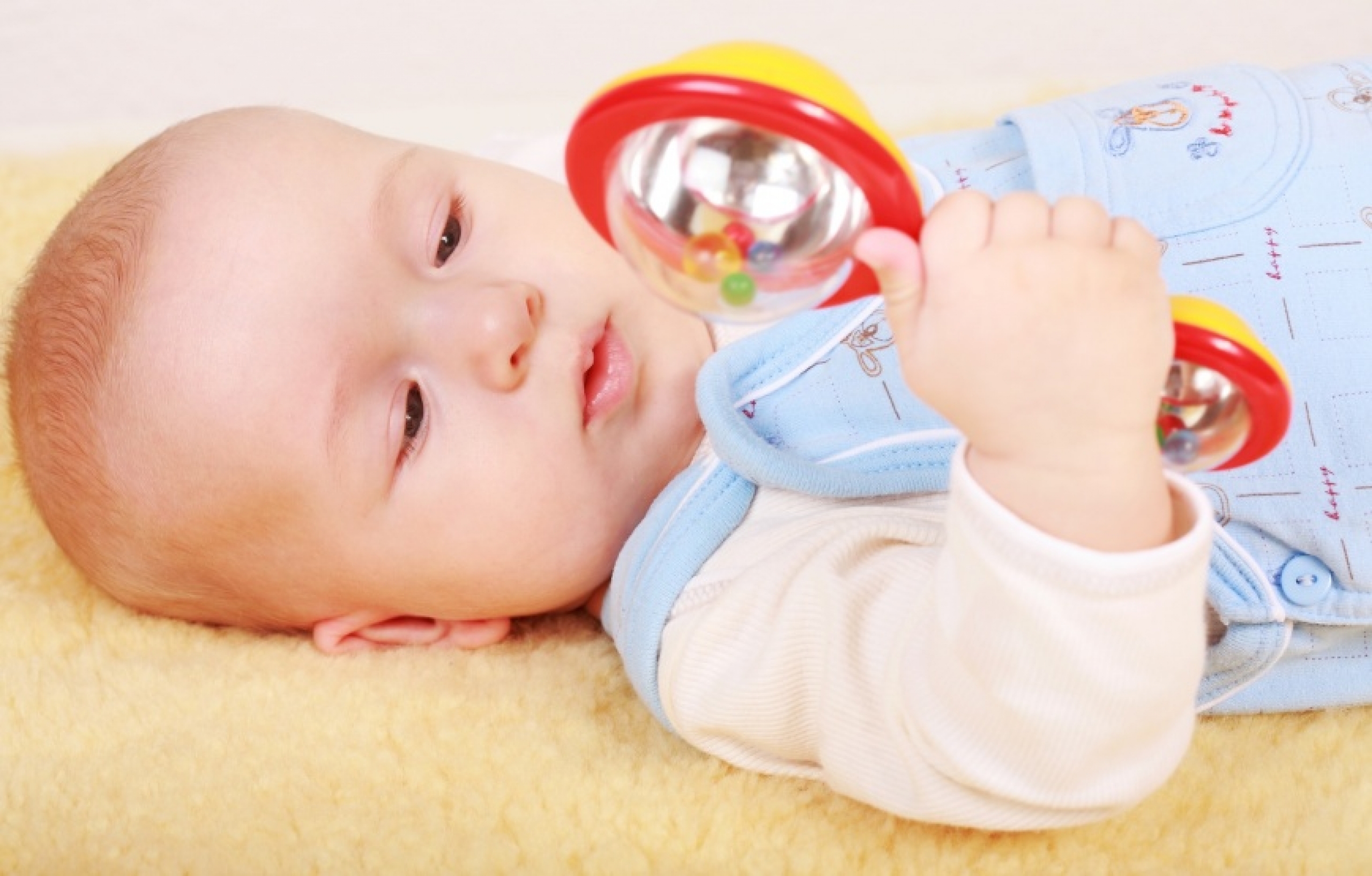 Развивающие игрушки для ребенка до года: чем занять малыша от 0 до 3 месяцев