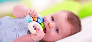Развивающие игрушки для ребенка до года: чем занять малыша в 4-6 месяцев