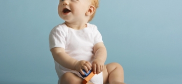 Развивающие игрушки для ребенка до года: чем занять малыша в 10-12 месяцев