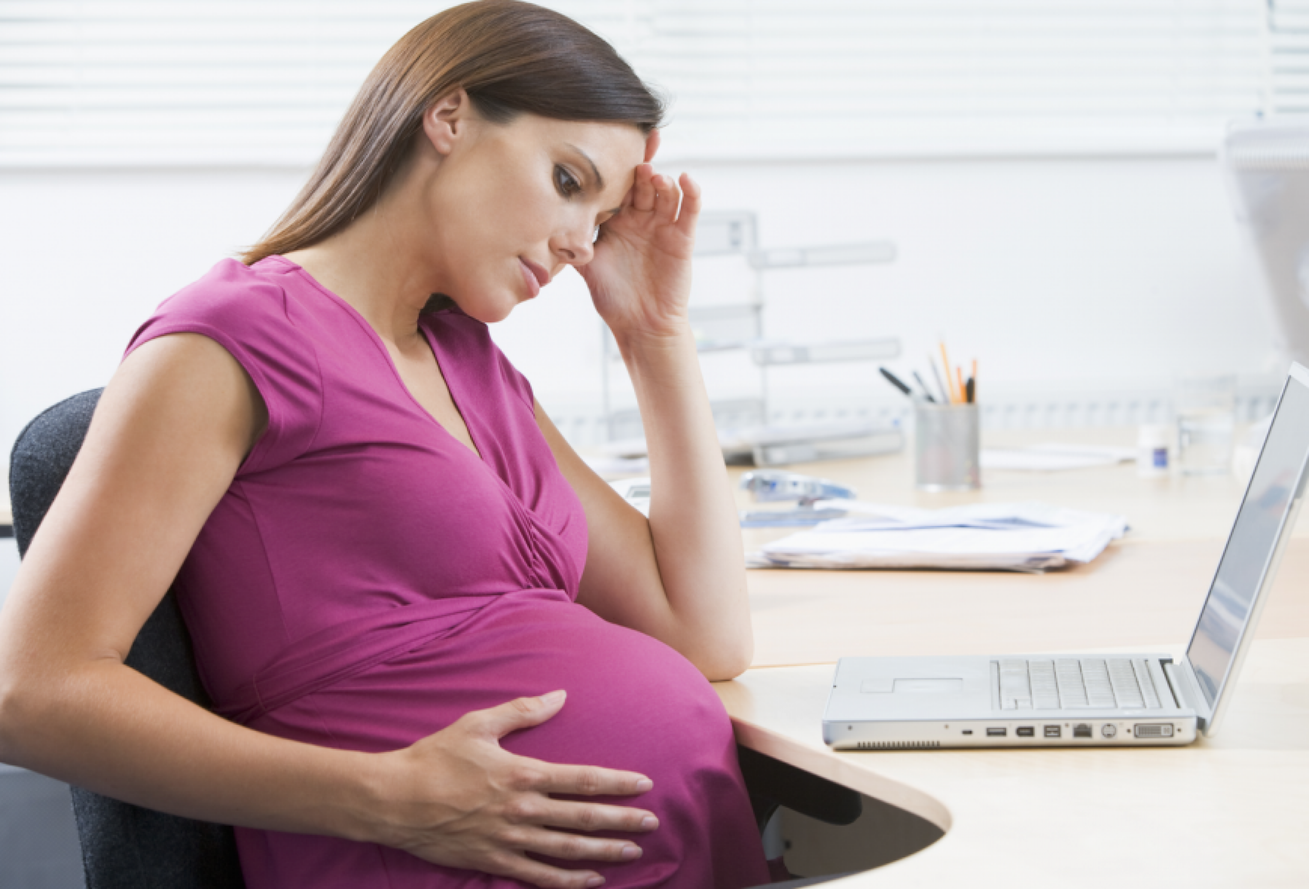 Чем лечить головную боль беременным и кормящим мамам