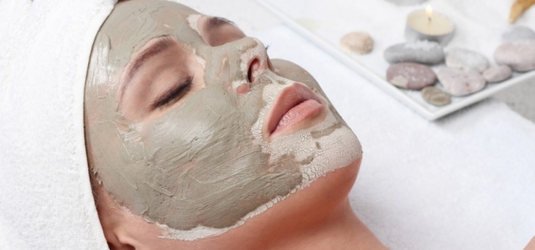 Процедура наложения маски для лица из глины