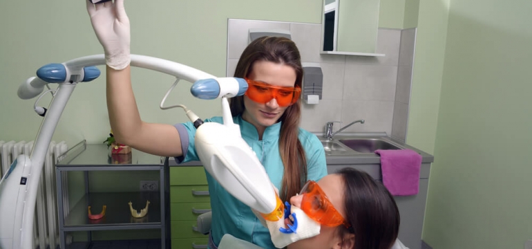 Преимущества и процедура лазерного отбеливания зубов